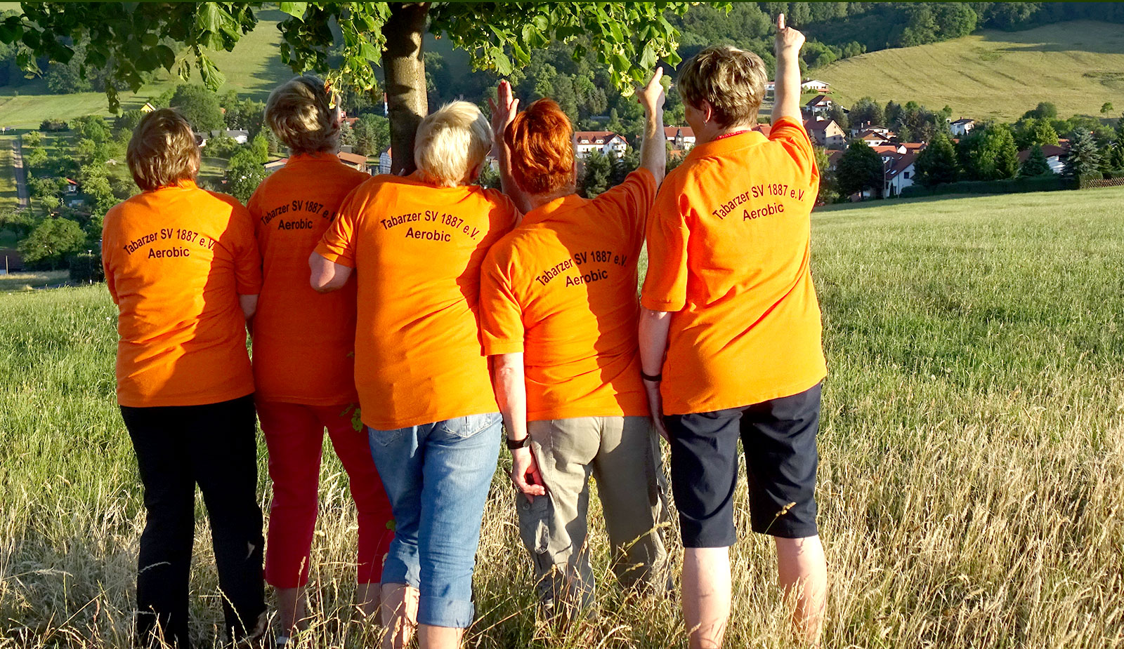 dynamisches Fitnesstraining in der GruppeAusdauer und KoordinationAerobic dynamisches Fitnesstraining in der GruppeAusdauer und KoordinationAerobic
